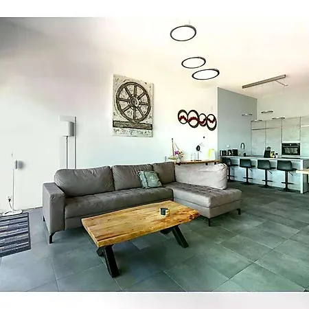 Spacious Flat With Views Of The Harbour