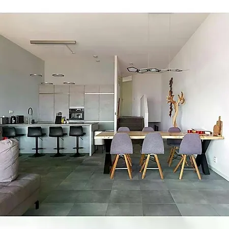 Spacious Flat With Views Of The Harbour Ouddorp