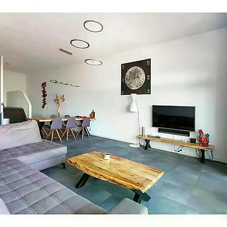 Spacious Flat With Views Of The Harbour