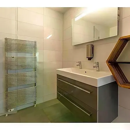 Spacious Flat With Views Of The Harbour 2*