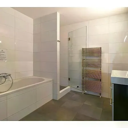 Spacious Flat With Views Of The Harbour