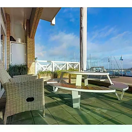 Spacious Flat With Views Of The Harbour