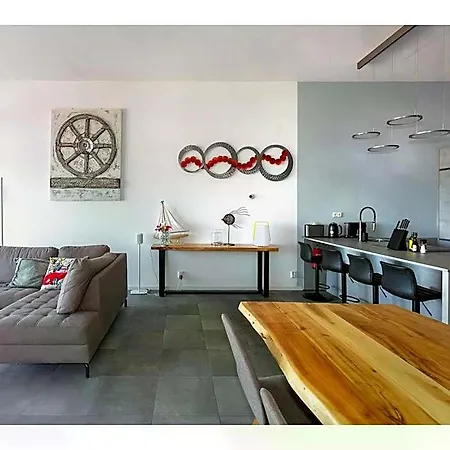 Spacious Flat With Views Of The Harbour Ouddorp