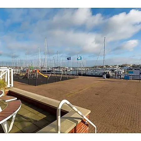 Spacious Flat With Views Of The Harbour 2*
